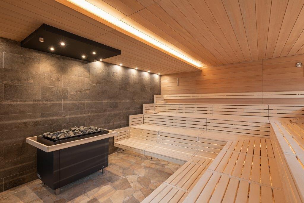 LEUZE Aussensauna Innenansicht Aussensauna im LEUZE. Neueröffnung Oktober 2025. Helles Holz, minimalistisches Design.